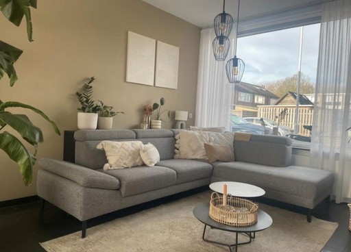 Sofá esquinero Montel con otomana gris