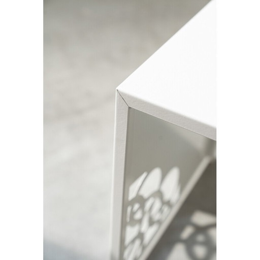 Paar vintage wit gelakte ijzeren salontafels met lasergesneden cirkelvormige gravures, 2013