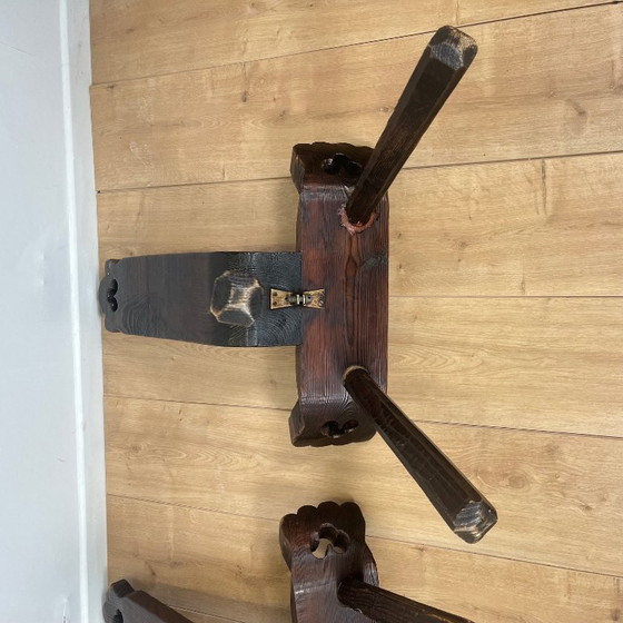 Image 1 of Coppia di sedie basse brutaliste a treppiede in legno massello, metà del XX secolo.