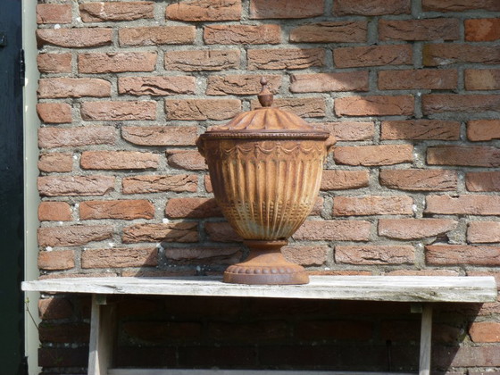 Image 1 of Großer gusseiserner Gartenbecher mit Deckel