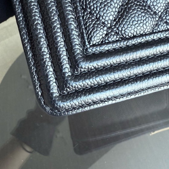 Image 1 of Chanel Boy Old Medium - Caivar gewatteerd generfd kalfsleer, zwart ruthenium, gouden hardware, serie 19