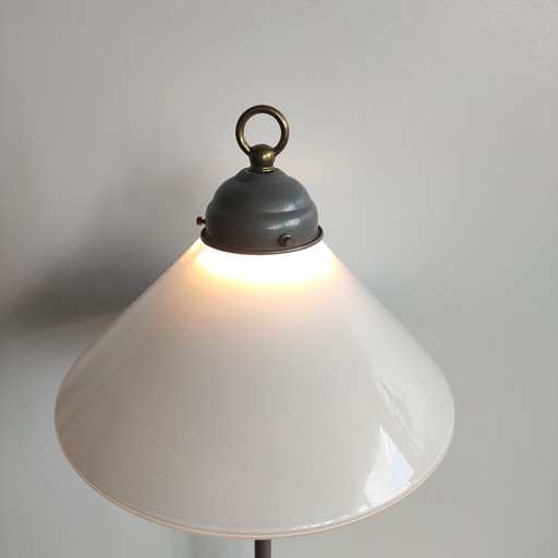 Lampe de table vintage en métal et laiton avec abat-jour opalin