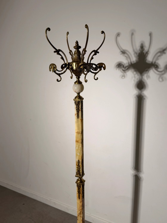 Verzierter Messing- & Onyx-Garderobenständer – Kleiderständer, Holz (photo 7 of 7)