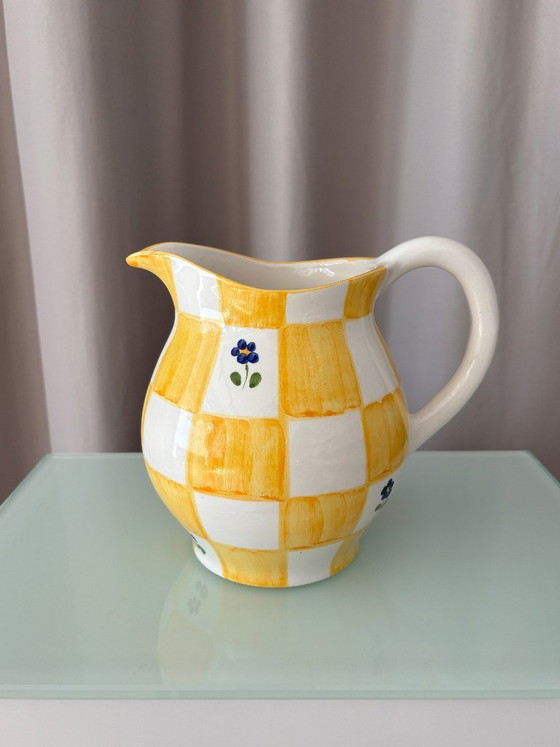 Brocca in ceramica Cottagecore dipinta a mano – Quadri gialli e fiori blu – Accessori da cucina (photo 3 of 11)