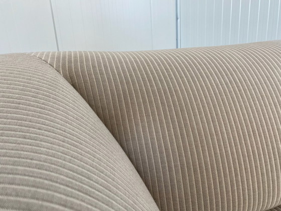 Image 1 of De stijlvolle Leolux Faya Lobi hoekbank in beige ribstof heeft een moderne, luxueuze uitstraling en biedt een ruime zithoek.