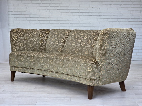 Image 1 of Divano danese a 3 posti curvo degli anni '60, velluto verde da arredamento, gambe in legno di faggio.