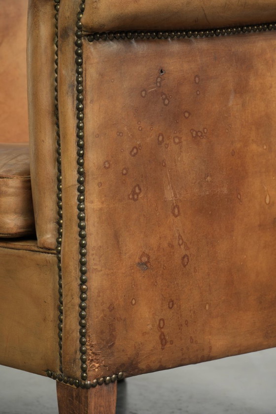 Charaktervoller Club-Sessel aus Schafsleder in hellem Cognac, mit Ziernägeln verziert – Leather (photo 13 of 13)