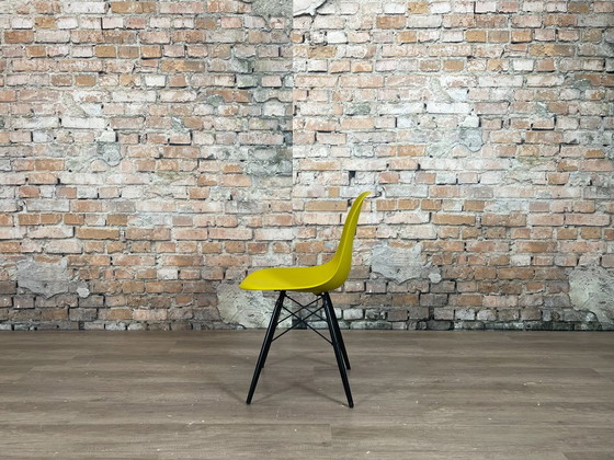 Vitra DSW moutarde/noir - PLUSIEURS EXEMPLAIRES EN STOCK – Chaises & fauteuils, Metal, Plastic (photo 4 of 16)