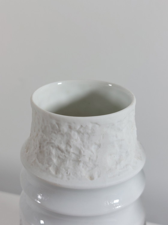 Image 1 of Par de jarrones antiguos de porcelana bizcochada decorados con piedras, de KPM Porcelain Bavaria.