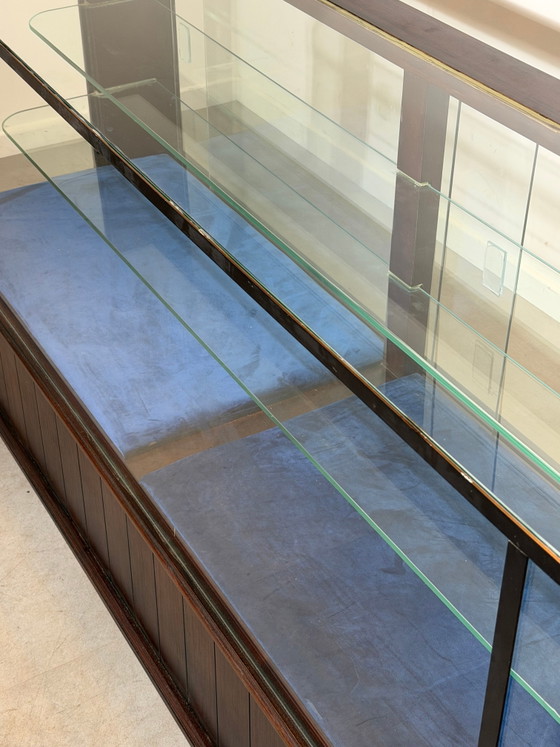 Vitrina expositora de caoba con puertas correderas de cristal. – Glass (photo 6 of 10)
