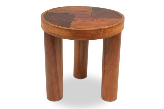 Image 1 of Krukjes en wandlamp van kersenhout en leer. Jaren 70.