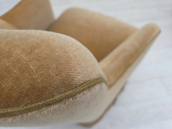 Image 1 of Poltrona danese, anni '70, in velluto verde chiaro.