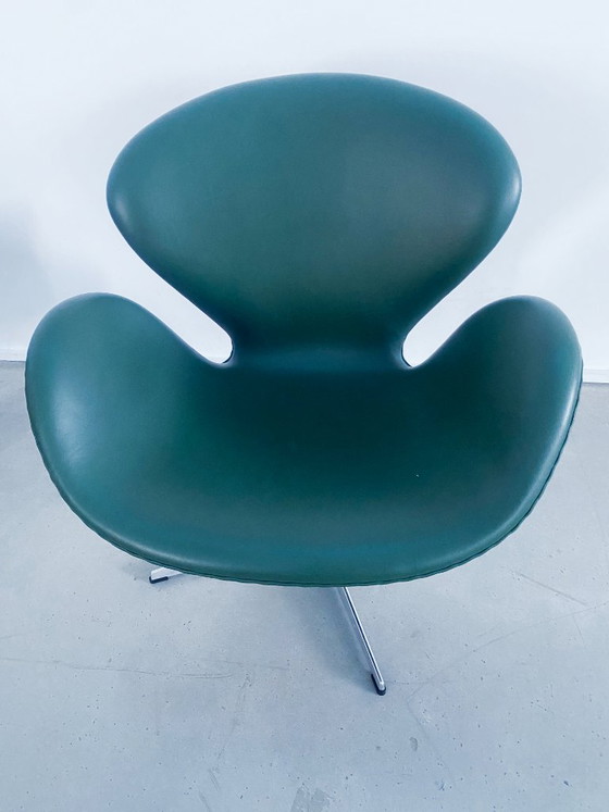 Fritz Hansen Swan Chair, fauteuil pivotant vert foncé, Chaises pivotantes, Cuir, Aluminium (photo 3 sur 8)