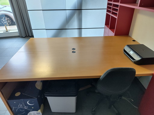 Armario de pared a medida con escritorios integrados