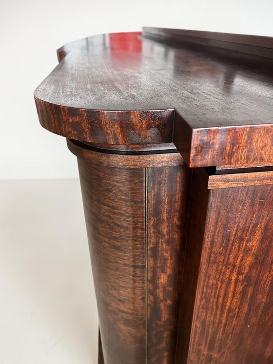 Aparador Art Déco raro (años 30) – Caoba con corona de latón arquitectónica y tapa de mármol extensible con (photo 6 of 18)