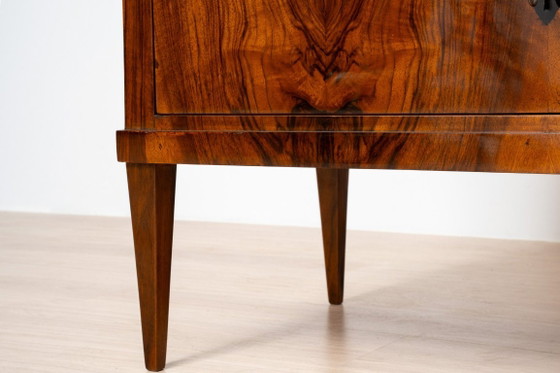 Biedermeier commode met twee lades van notenhout met Franse lakafwerking, Duitsland, circa 1850 – Ladekasten (photo 12 of 15)