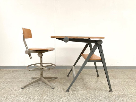 Image 1 of Mesa de dibujo «Reply» de Friso Kramer/Wim Rietveld con silla de arquitecto.