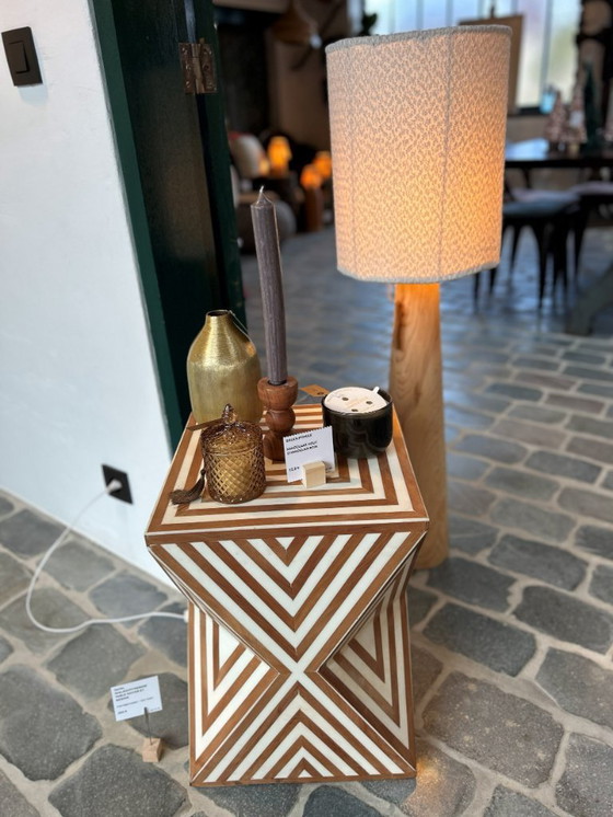 Image 1 of Table d'appoint artisanale en noyer et résine