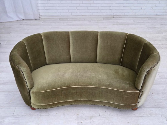 Image 1 of Dänisches 2-Sitzer-Sofa „Banane“ aus den 1970er Jahren, grüner Möbelveloursbezug, Beine aus Eichenholz.