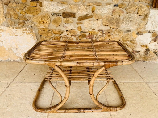 Tavolino da caffè in bambù e rattan con portariviste, stile metà secolo, di Tito Agnoli, circa anni '60.