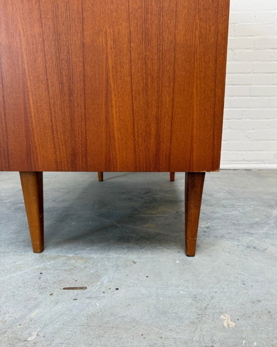 Image 1 of Toegeschreven aan Egon Ostergaard – Deense teakhouten secretaire met roldeksel, jaren 1960