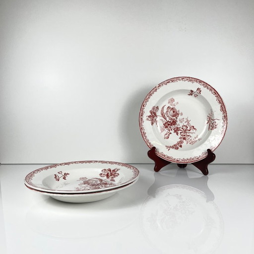 Set of 3 "Fontange" soup plates, Sarreguemines, red, 19th century