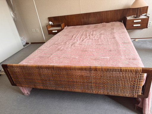 Lit des années 1950 avec tables de chevet et armoire à linge