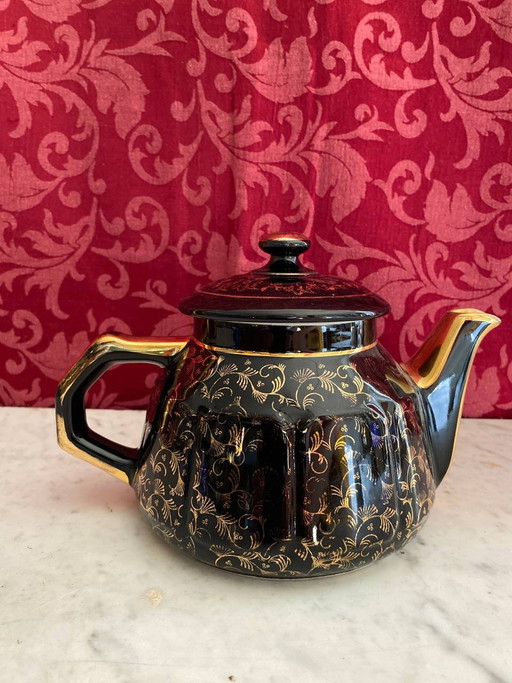 Black Lacquered Porcelain Coffee Pot with Gold Scrollwork Decoration – decoratieve objecten