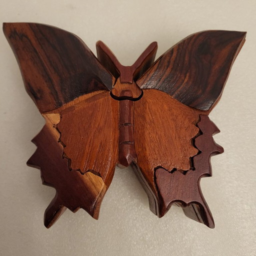 Caja de joyería de madera con rompecabezas de mariposa