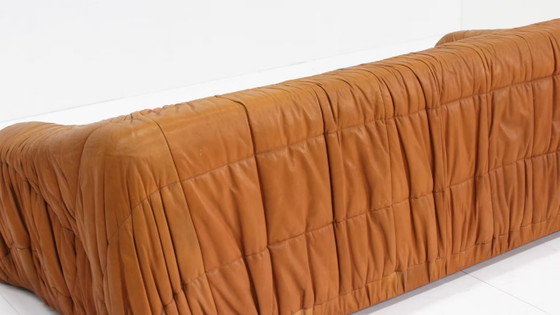 Image 1 of Piumino Cognac-Ledersofa von Jonathan De Pas, 1970er Jahre