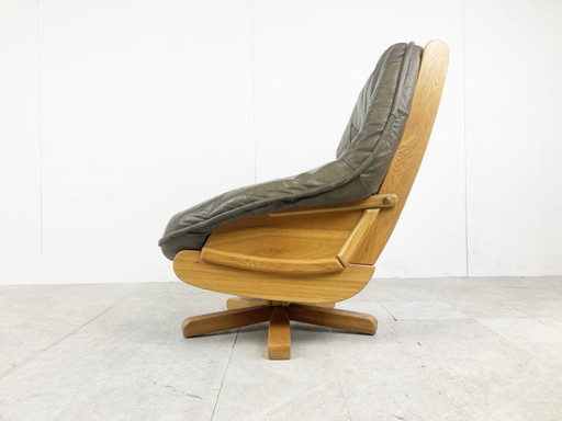 Silla giratoria vintage brutalista de roble y cuero