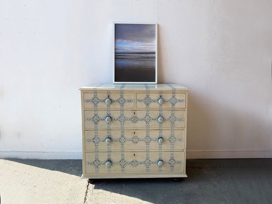 Image 1 of 19e-eeuwse handgeschilderde twee boven drie ladenkast