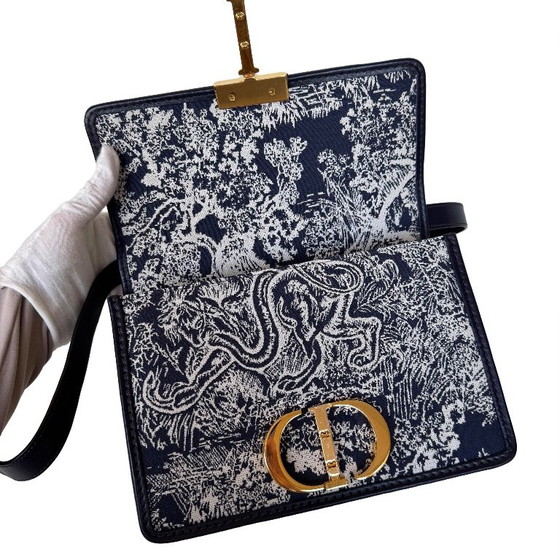 Dior Montaigne 30 – Crossbody bags, Calfskin (photo 10 of 25)