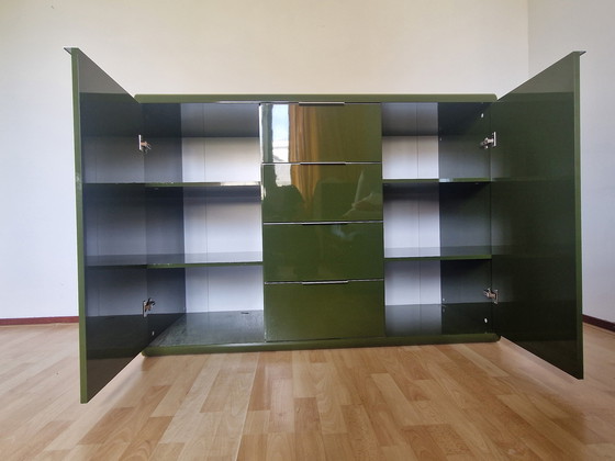 Image 1 of Mobile credenza verde oliva con dettagli cromati e angoli arrotondati