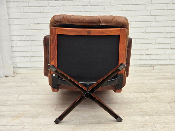 Image 1 of Anni '60, poltrona girevole scandinava, rivestimento in pelle marrone.
