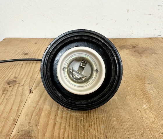 Image 1 of Lampada a sospensione industriale in bachelite con vetro rigato, anni '70