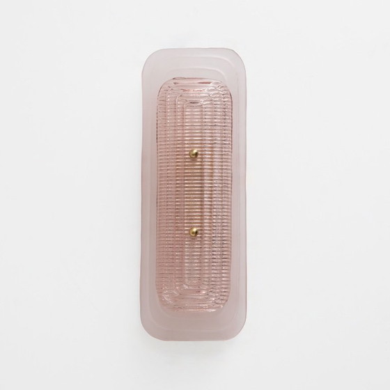 Image 1 of Een paar art-deco wandlampen van mat en glanzend roze Murano-glas en messing.