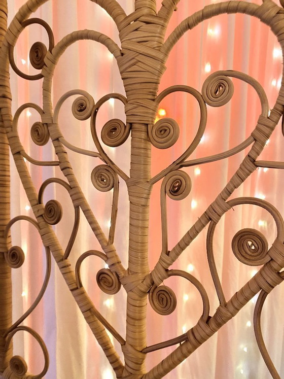 Image 1 of Paravent vintage en osier à motif cœur