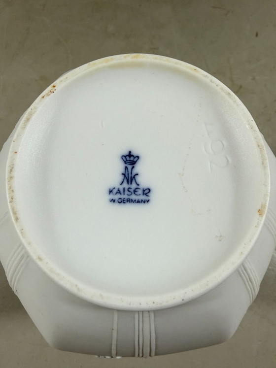 Vase en porcelaine AK Kaiser White Biscuit, années 1960 – Vintage (photo 11 of 12)