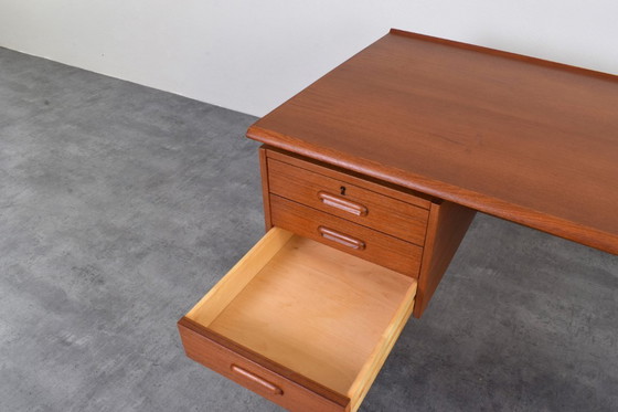 Image 1 of Deens teakhouten directiebureau uit het midden van de 20e eeuw, jaren 60.