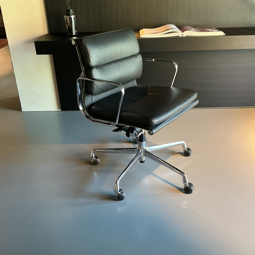 Vitra Eames EA 217 softpad office chair