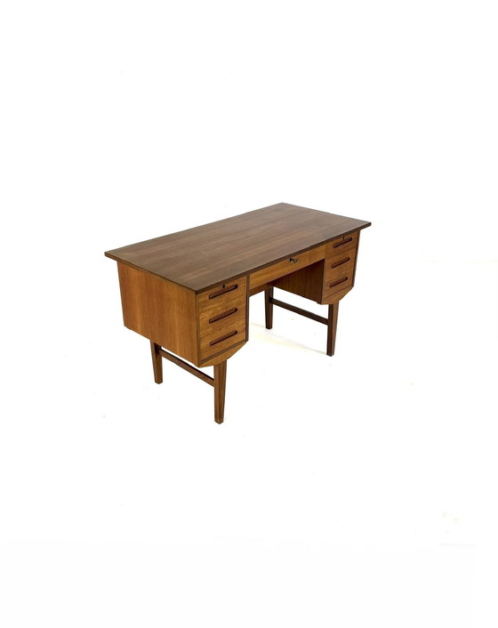 Image 1 of Vintage vrijstaand Deens teakhouten bureau ‘60