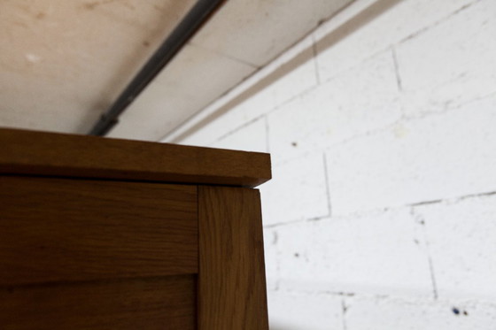 Image 1 of Kledingkast uit de jaren 50 met kompasvormige poten, schuifdeuren en een nieuw bovenblad.