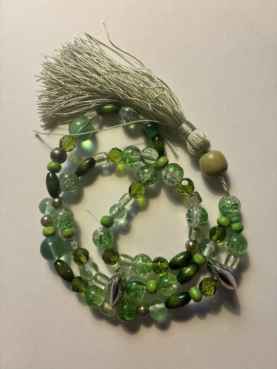 Image 1 of Nieuwe groene ketting met vintage kralen en kwastje als hanger