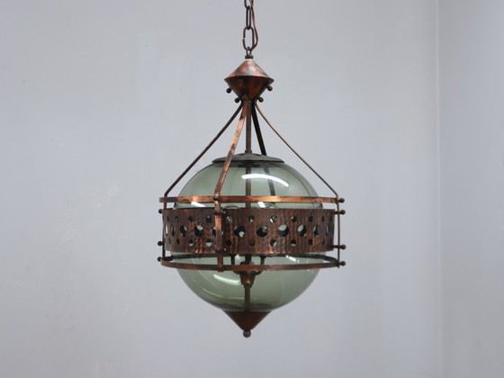 Image 1 of Paar 1970 Brutalistische koperen en geblazen glazen groene fles hanglampen