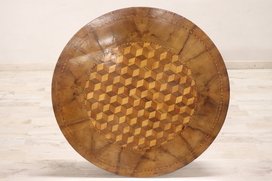 Image 1 of Antieke ronde tafel van ingelegd walnotenhout, Italië, midden 19e eeuw.