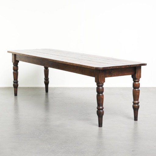 Large antique 19th-century English farmhouse dining table for 8 to 10 people, made of pinewood with a timeless appearance.