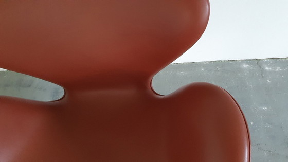 Image 1 of Poltrone a forma di cigno di Fritz Hansen in pelle rosso-marrone, 2 pezzi