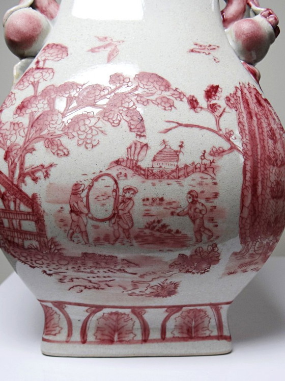 Image 1 of Roze chinoiserie balustervaas met perzikkleurige handvatten, Staffordshire-stijl, Engeland