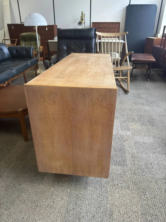 Buffet danois en chêne clair avec porte coulissante et quatre tiroirs. – Armoires de rangement, Vintage (photo 9 of 11)